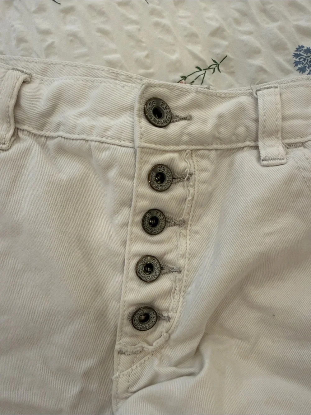 Free People Women’s Button-Front Distressed White Denim Shorts 28